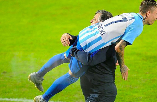 Yılmaz Vural'dan olay hareket! Efsanenin oğlunu omzunda taşıdı