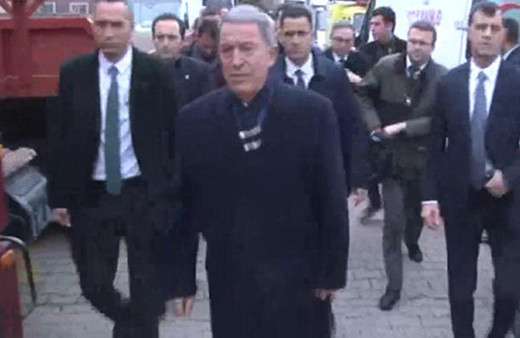Milli Savunma Bakanı Hulusi Akar helikopterin düştüğü yerde
