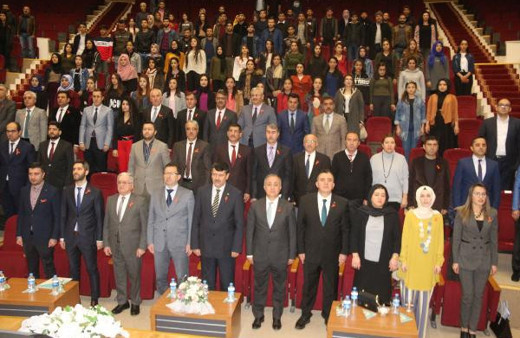 Kadın etkinliğinde erkekler konuşmacı oldu