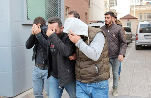 Cinlerden korunmak için dua okutarak define ararken yakalandılar