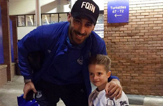 Cenk Tosun’dan minik taraftara jest