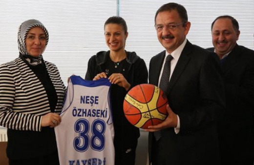 Mehmet Özhaseki'nin eşi Neşe Özhaseki kimdir