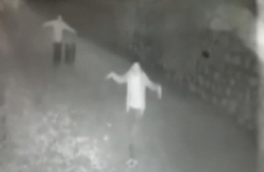 Gençlerin sokakta oynaması kameraya takıldı