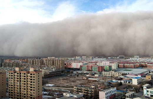 Çin'i kum fırtınası vurdu