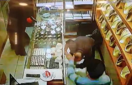 Çarşafla kuyumcuya girdi: Dehşet saçtı!