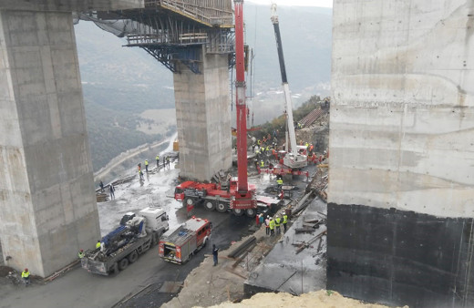 Kocaeli Gebze'den kötü haber : Beton blok düştü işçiler altında kaldı