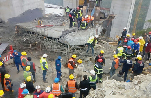 Viyadük çalışmasında beton blok işçilerin üzerine düştü