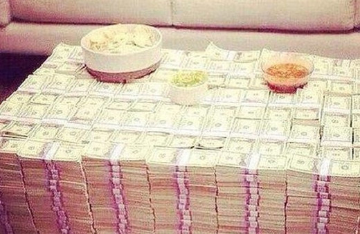 Bücür baron banknotlarla sehpa yapmış