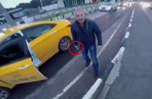 Taksici olayları devam ediyor: Bıçakla üzerine yürüdü!