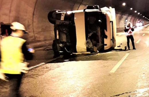 Tünelde devrilen TIR ulaşımı durdurdu