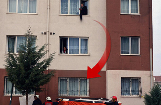 Tam o an! Polis gizlice eve girdi ve...