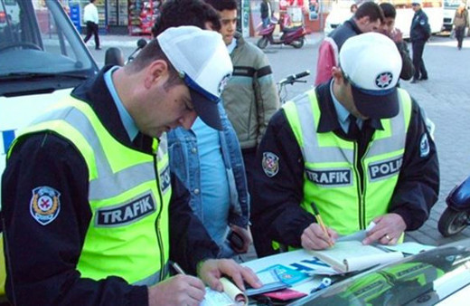 Polis, 33 bin TL ceza kestiği 3 sürücüye baklava ikram etti