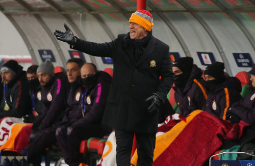 Terim sinir küpüne döndü! Su şişesi, eldiven...