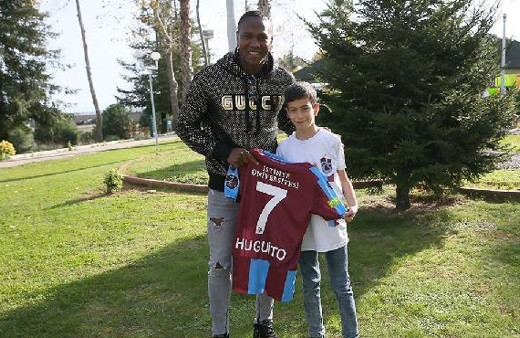 Trabzonsporlu minik taraftar, hayranı olduğu Rodallega ile buluştu