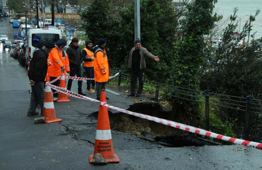 Sarıyer'de yol çöktü facianın eşiğinden dönüldü