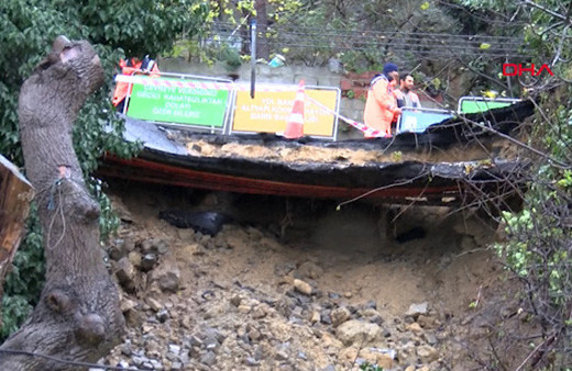 Sarıyer'de yol çöktü facianın eşiğinden dönüldü