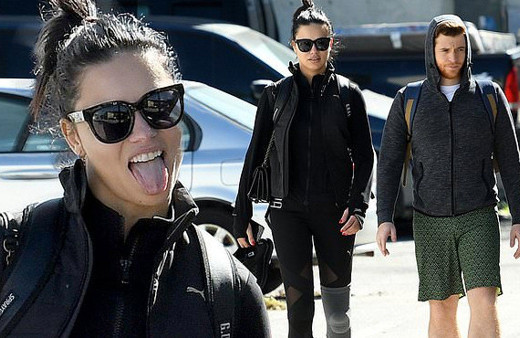 Bu ne hal Adriana! Terlikleri dikkat çekti