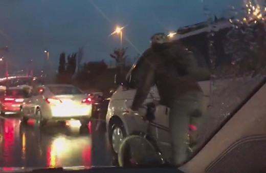 Yağmur ve yasak dinlemedi: Kameradan kaçamadı!