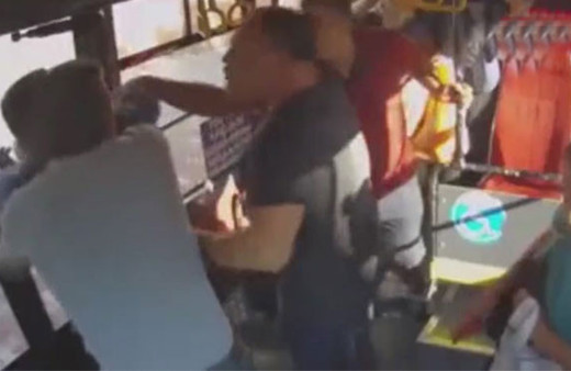 Yolcular şoke oldu! Sopalarla minibüse saldırdılar 