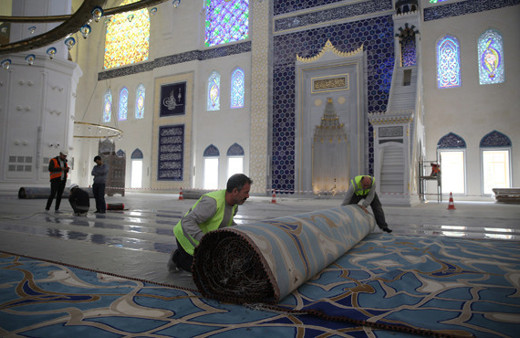 Çamlıca Camisi'nin halıları serilmeye başlandı