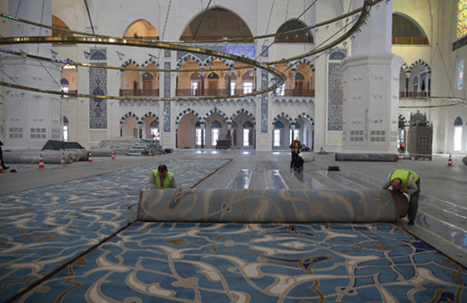 Çamlıca Camisi'nin halıları serilmeye başlandı