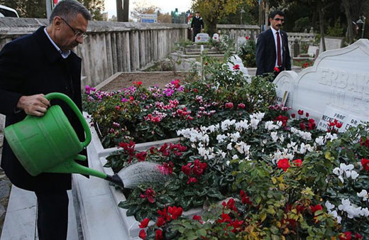 Cumhurbaşkanı Yardımcısı Oktay'dan Erbakan'ın kabrine ziyaret