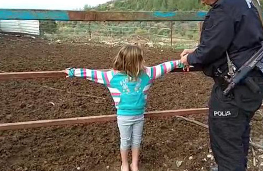 Babadan dehşete düşüren hareket küçük kızını çite bağladı 