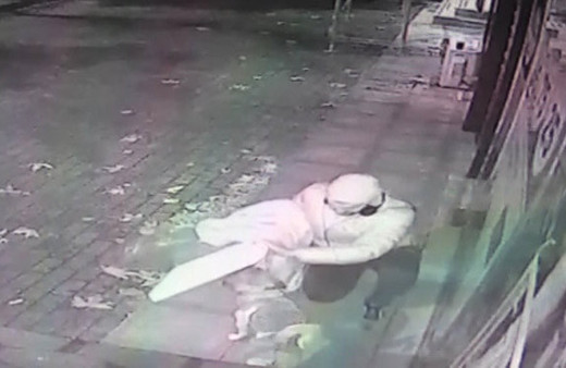 Montunu üşeyen köpeğe örtttü! Herkes bu kişiyi arıyor