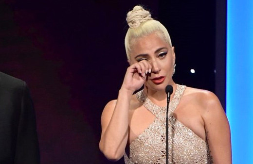 Lady Gaga gözyaşlarına boğuldu