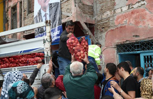 Belediye çuvalla soğan dağıttı izdiham yaşandı