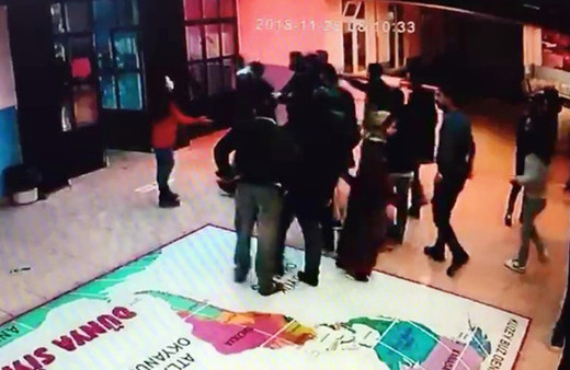 Öğretmen-veli kavgasında okul bastılar 