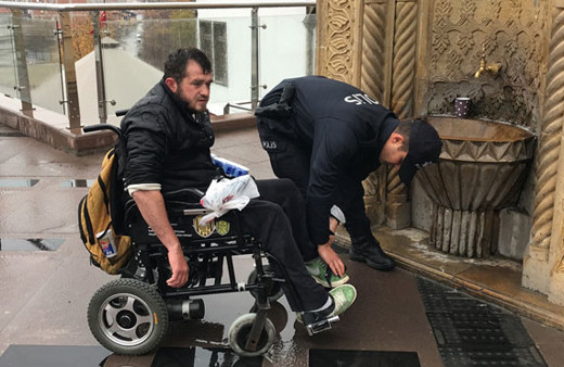 Bu polis alkışlanır engelli vatandaş zorlanınca...
