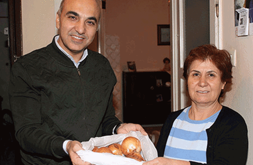 Soğanı dağıtan dağıtana Bakırköy belediyesi soğan dağıttı