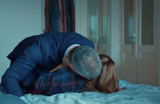 İstanbullu Gelin'de Süreyya ile Faruk'un yatak sahnesi Esma'ya fena yakalandılar 