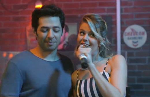 Mert Fırat ve Burcu Biricik'ten büyük beğeni toplayan 'İki Yabancı' düeti