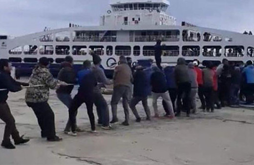 Feribotu halatla böyle çektiler! 