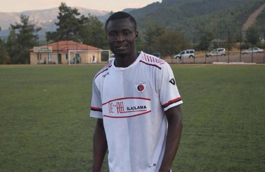 Nijeryalı futbolcu sahada kalp krizi geçirdi