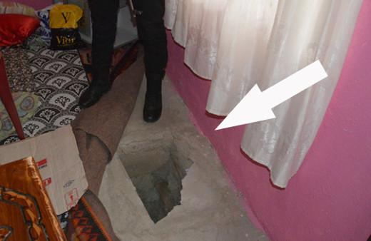 Şüphelenen polisler odadaki büyük sandığı kaldırınca...