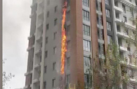 Bağcılar'da bir binanın dış cephesinde yangın