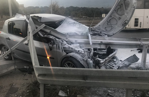 Bariyerlerin saplandığı otomobilden yaralı kurtuldu