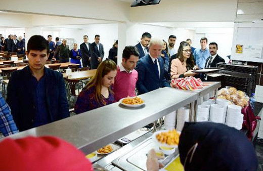 Gaziantep Valisi sıraya girip yemeğini aldı