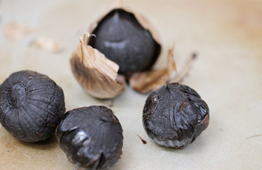 Siyah sarımsağın sırrı kokusu bile yok bakın bu sarımsak nasıl oluyor