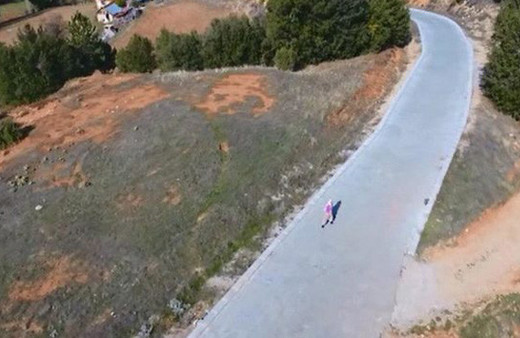 İlk kez drone gören kadın, cihazdan korkup kaçtı