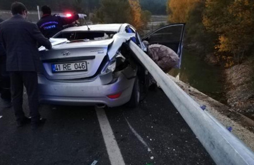 Bariyer otomobile ok gibi saplandı: Ölü ve yaralılar var!