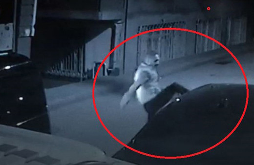 Önce tekmeledi: Sonra tabancayla kurşun yağdırdı!