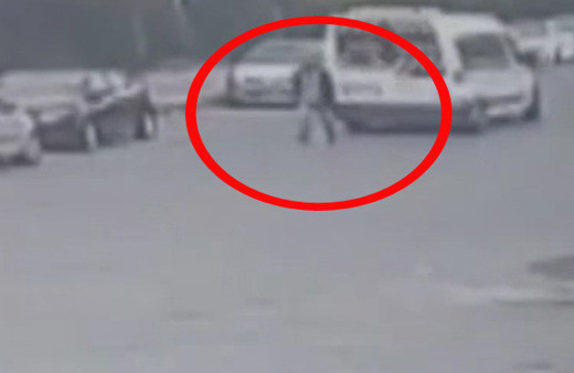 Öğrenci servisi geri manevra yaparken yayayı feci şekilde ezdi