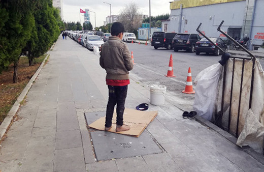 Kağıt toplayan çocuğun namazı duygulandırdı