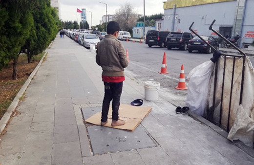 Kağıt toplayan çocuğun namazı duygulandırdı