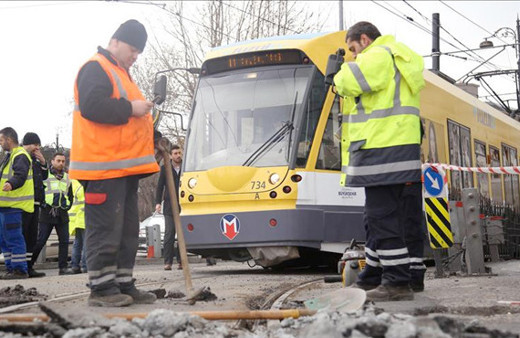 Beyazıt'ta tramvay raydan çıktı