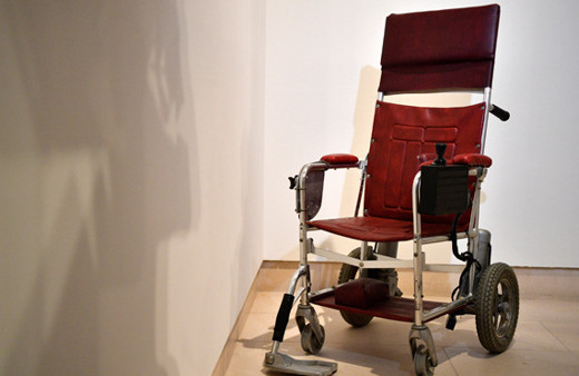 Yıllarca bir dehayı taşıyan tekerlekli sandalye 386 bin dolara satıldı 